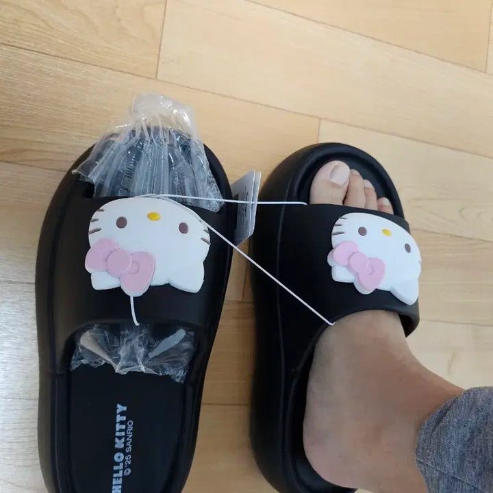 [SOLD OUT] 헬로키티 블랙 통굽 슬리퍼 250mm(235~240추천)