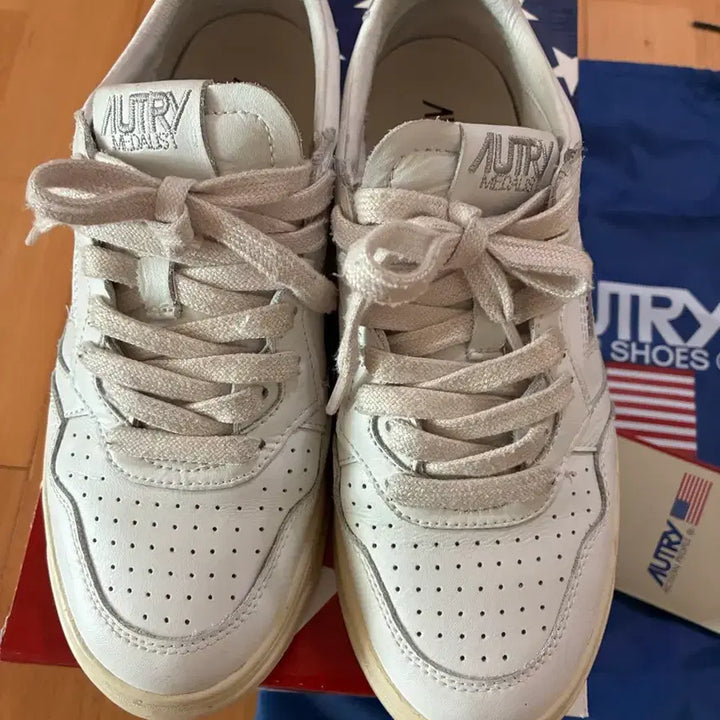 [BUNJANG] Autry Medalist Silver Tab Sneakers / 오트리메달리스트 실버탭38(정품)