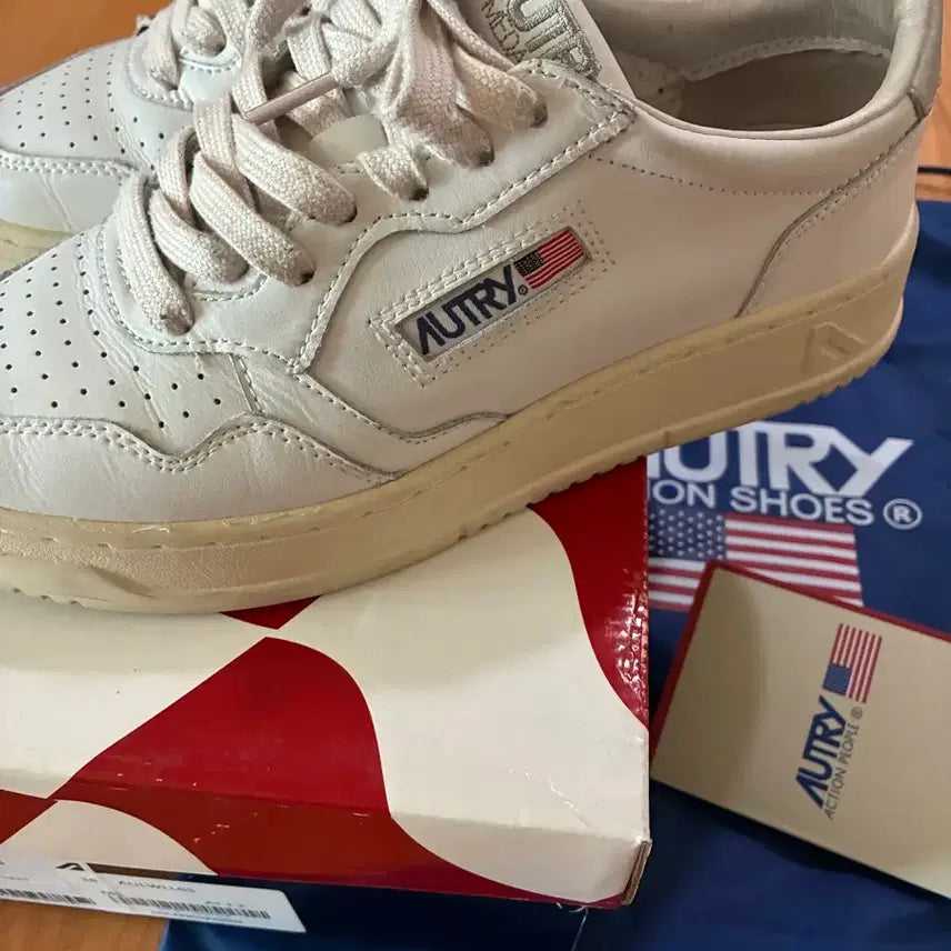 [BUNJANG] Autry Medalist Silver Tab Sneakers / 오트리메달리스트 실버탭38(정품)