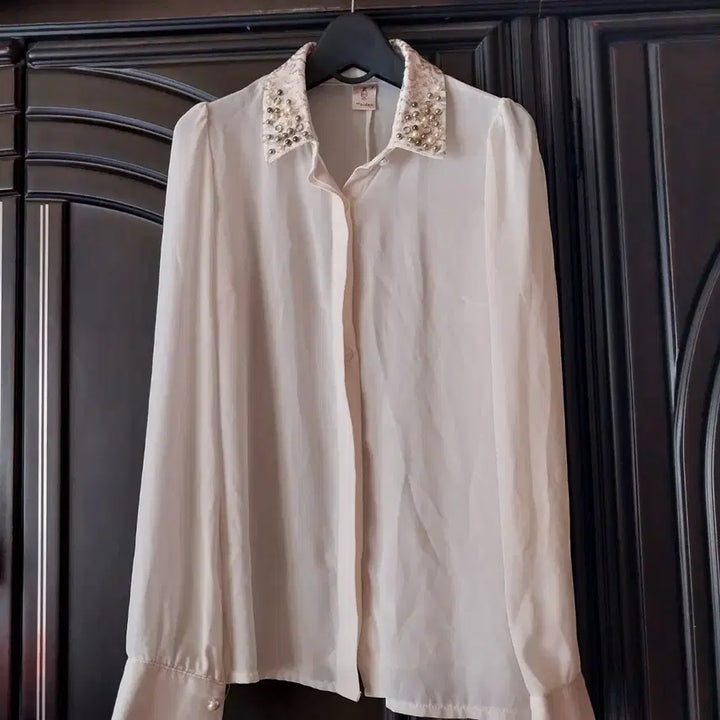 [BUNJANG] Maiden Cubic Embellished Ivory Blouse / 메이든 큐빅 장식 블라우스