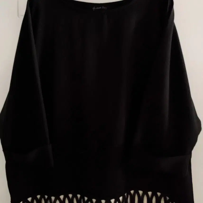 [SOLD OUT] 블랙 펀칭 블라우스