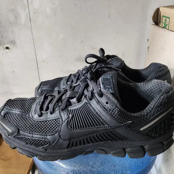 [SOLD OUT] 나이키 올블랙 운동화 보메로