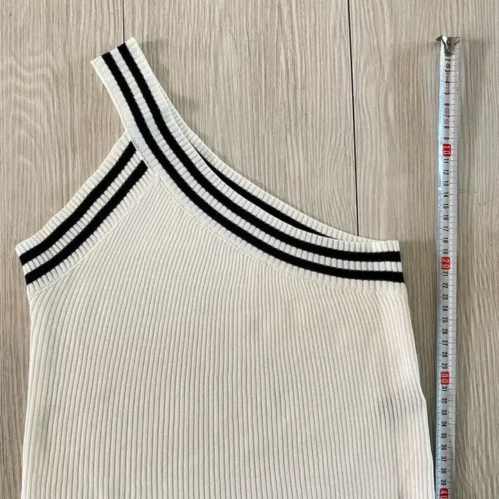 [BUNJANG] White One-Shoulder Knit Top / 화이트 골지 원숄더 니트 탑