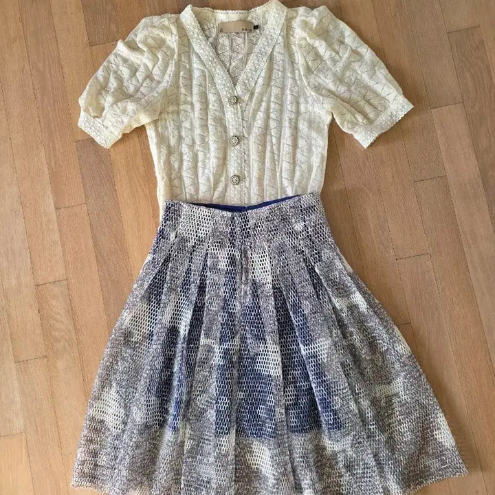 [BUNJANG] NAIN Lace V-Neck Knit &amp; It Michaa Skirt Set / NAIN 레이스 브이넥 니트 free 잇미샤 스커트 67-88 세트