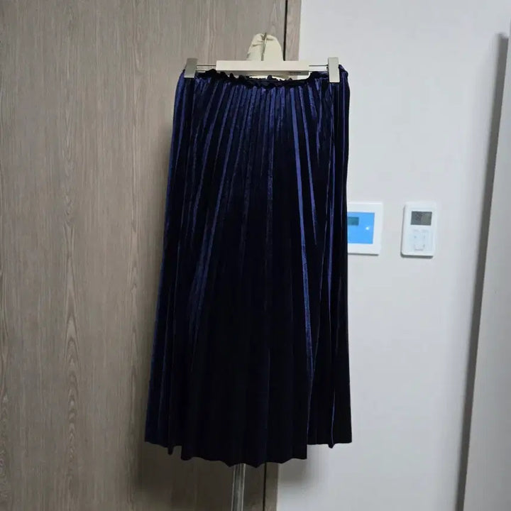 [BUNJANG] Satin Velvet Pleated Skirt Navy / 샤틴 벨벳 플리츠  스커트 네이비  밴딩