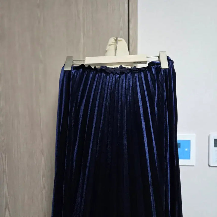 [BUNJANG] Satin Velvet Pleated Skirt Navy / 샤틴 벨벳 플리츠  스커트 네이비  밴딩