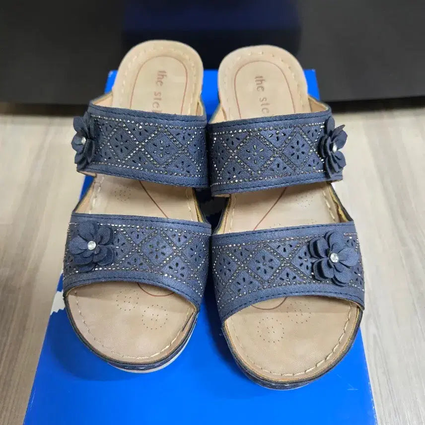 [BUNJANG] Floral Embellished Denim Sandals / 꽃장식 여성 샌들 슬리퍼 데님