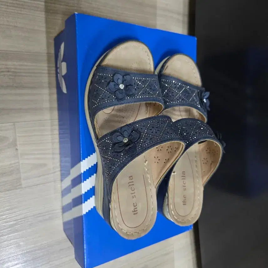 [BUNJANG] Floral Embellished Denim Sandals / 꽃장식 여성 샌들 슬리퍼 데님
