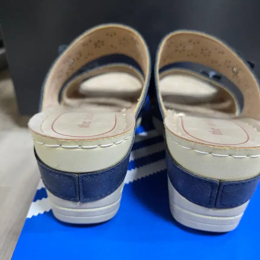 [BUNJANG] Floral Embellished Denim Sandals / 꽃장식 여성 샌들 슬리퍼 데님