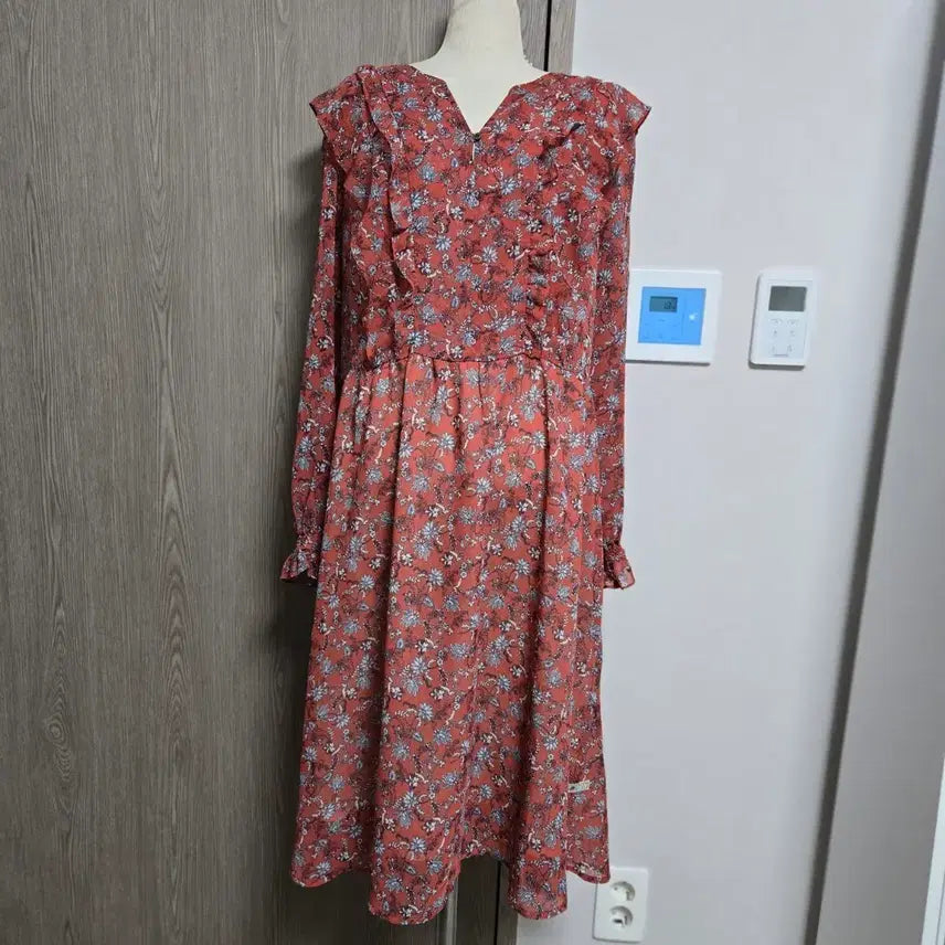 [SOLD OUT] 써스데이아일랜드 쉬폰 플라워 패턴 미디 원피스