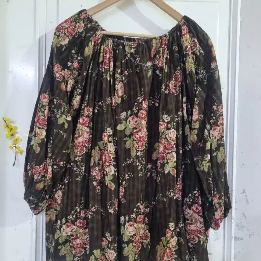 [BUNJANG] Open Shoulder Floral Blouse / 봄 여름 오픈솔더 면블라우스. 가슴단면63