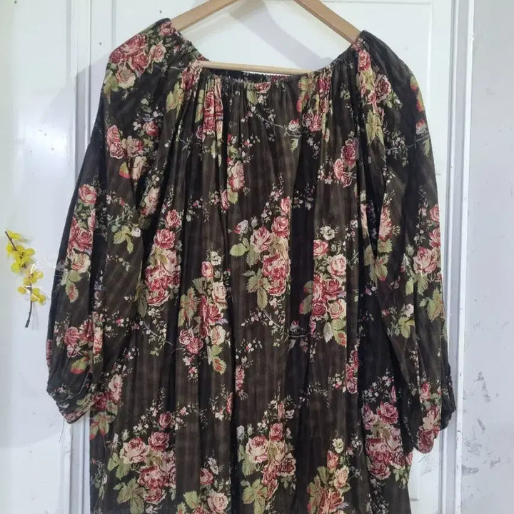 [BUNJANG] Open Shoulder Floral Blouse / 봄 여름 오픈솔더 면블라우스. 가슴단면63