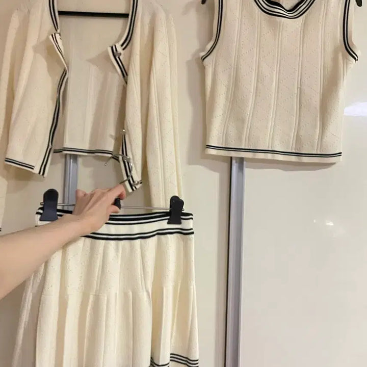 [BUNJANG] Ivory Knit Three-Piece Set / 아이보리색 니트 쓰리피스 나시 가디건 치마 세트
