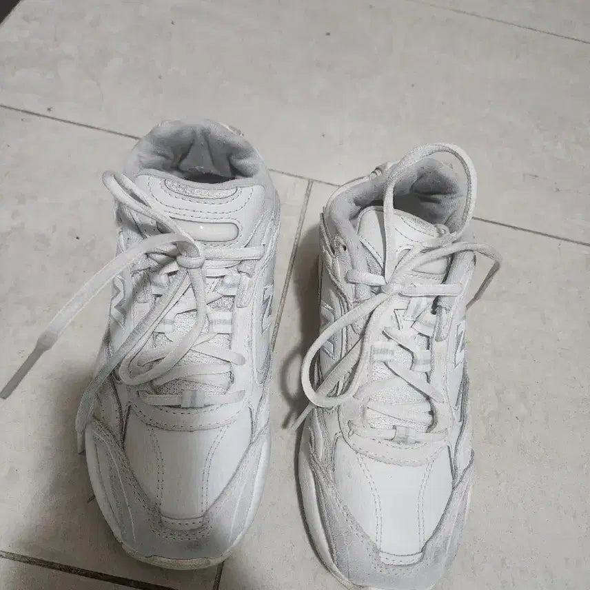 [BUNJANG] New Balance White Sneakers 230 / 뉴발란스 흰색 운동화 230