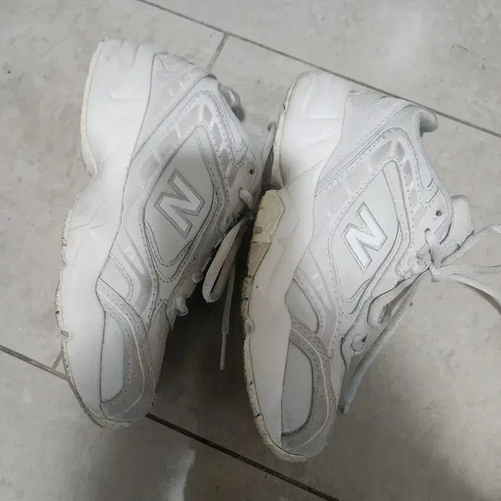 [BUNJANG] New Balance White Sneakers 230 / 뉴발란스 흰색 운동화 230