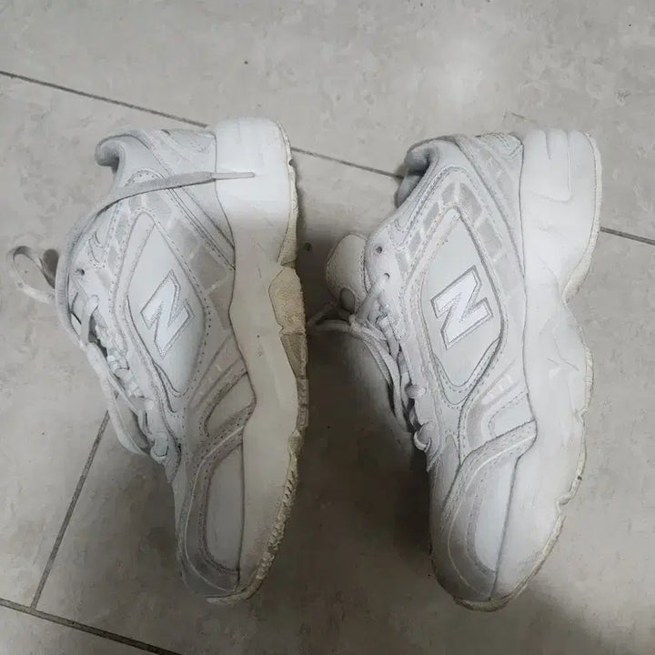 [BUNJANG] New Balance White Sneakers 230 / 뉴발란스 흰색 운동화 230