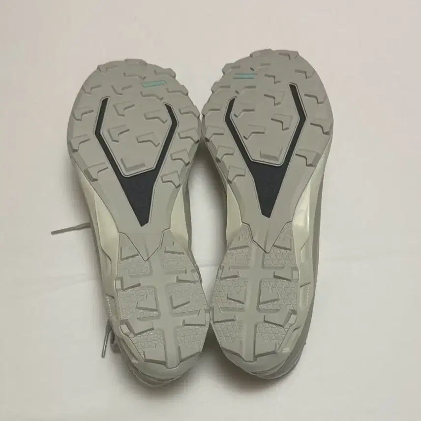 [SOLD OUT] 새상품 온러닝 파프paf 클라우드 벤쳐 아이스 문 260
