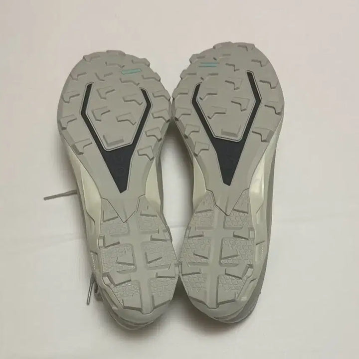 [SOLD OUT] 새상품 온러닝 파프paf 클라우드 벤쳐 아이스 문 260