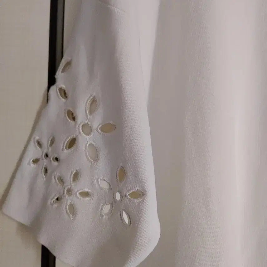 [BUNJANG] ZARA White Punching Short Sleeve Knit Top / ZARA 화이트 펀칭 반팔 니트