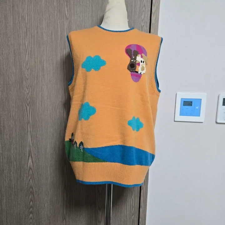 [BUNJANG] MU SPORTS Cashmere 100% Embroidered Knit Vest / 엠유스포츠 캐시미어100% 캐릭터 자수 니트 베스트 조끼