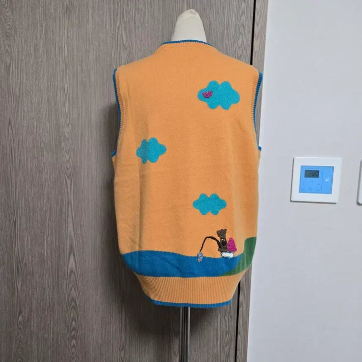[BUNJANG] MU SPORTS Cashmere 100% Embroidered Knit Vest / 엠유스포츠 캐시미어100% 캐릭터 자수 니트 베스트 조끼