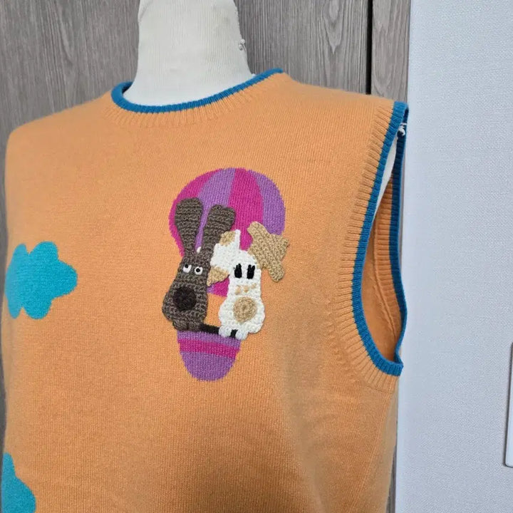 [BUNJANG] MU SPORTS Cashmere 100% Embroidered Knit Vest / 엠유스포츠 캐시미어100% 캐릭터 자수 니트 베스트 조끼