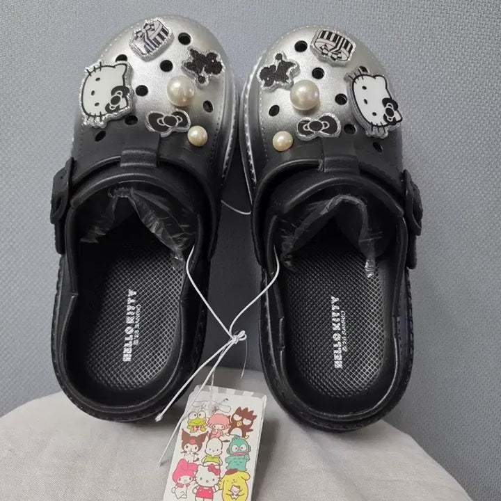 [SOLD OUT] 새상품)산리오 헬로키티 블랙 실버 키높이 크록스 슬리퍼 250mm