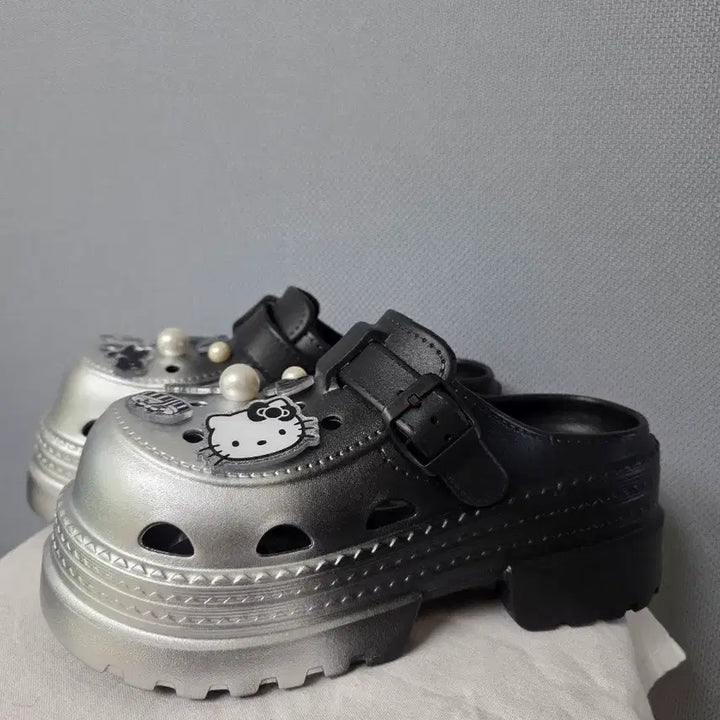[SOLD OUT] 새상품)산리오 헬로키티 블랙 실버 키높이 크록스 슬리퍼 250mm