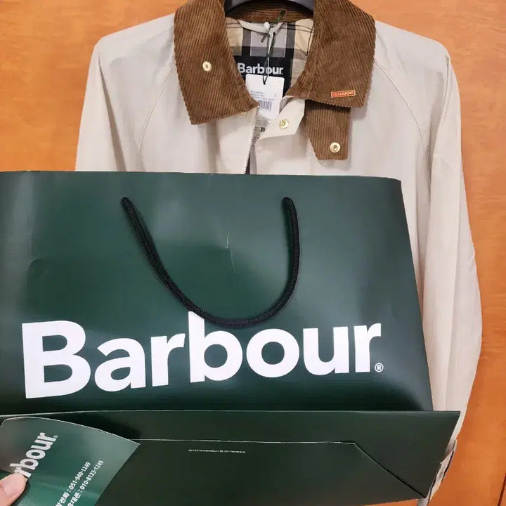 [BUNJANG] 26최신상 바버 오프화이트 자켓 새상품 팝니다. / 26최신상 바버 오프화이트 자켓 새상품 팝니다.