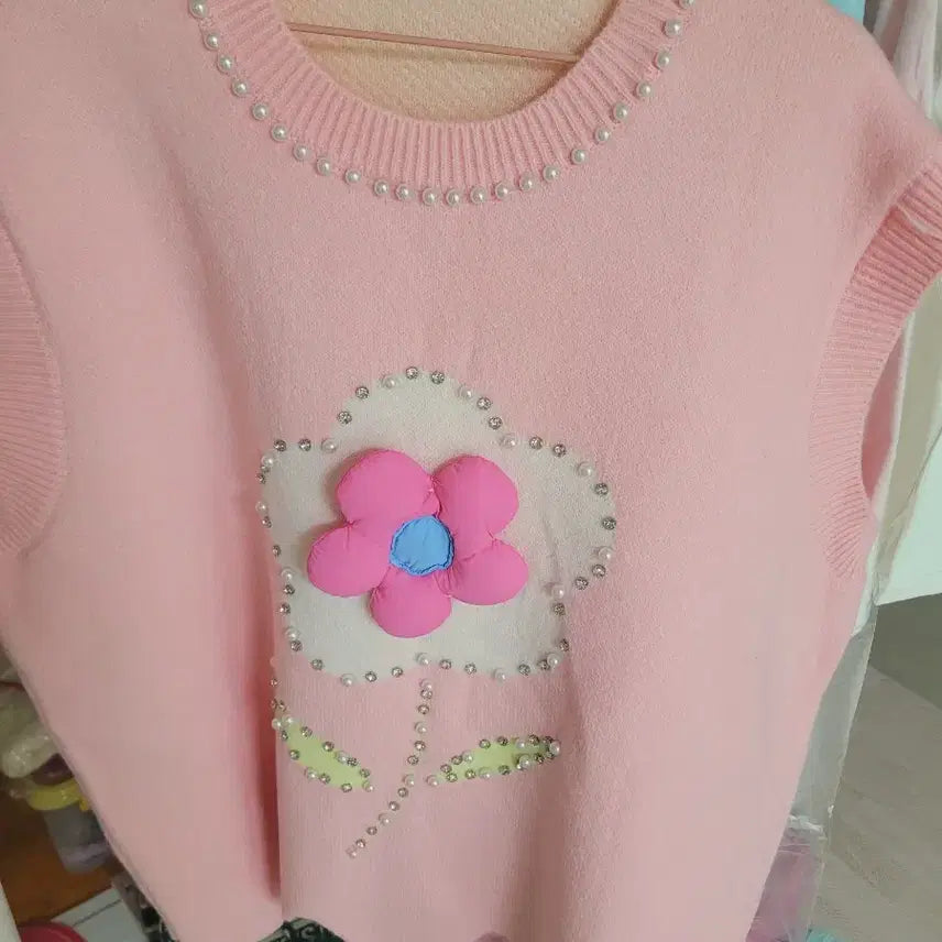[BUNJANG] Pink Floral Pearl Embellished Knit Vest / 핑크 꽃무늬 진주 장식 니트 조끼 수입
