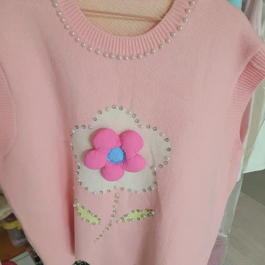 [BUNJANG] Pink Floral Pearl Embellished Knit Vest / 핑크 꽃무늬 진주 장식 니트 조끼 수입