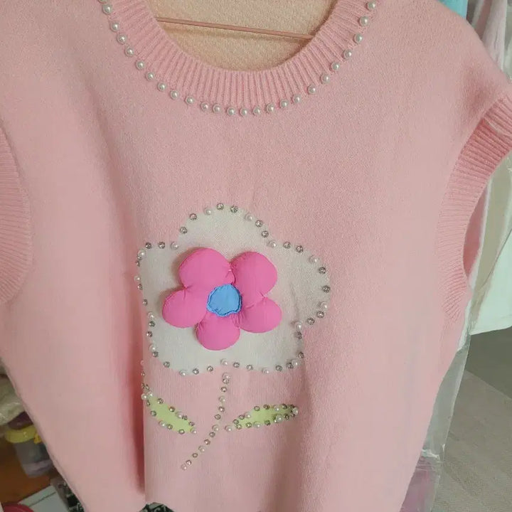 [BUNJANG] Pink Floral Pearl Embellished Knit Vest / 핑크 꽃무늬 진주 장식 니트 조끼 수입