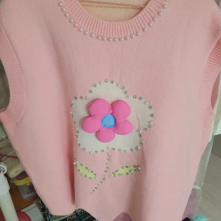 [BUNJANG] Pink Floral Pearl Embellished Knit Vest / 핑크 꽃무늬 진주 장식 니트 조끼 수입