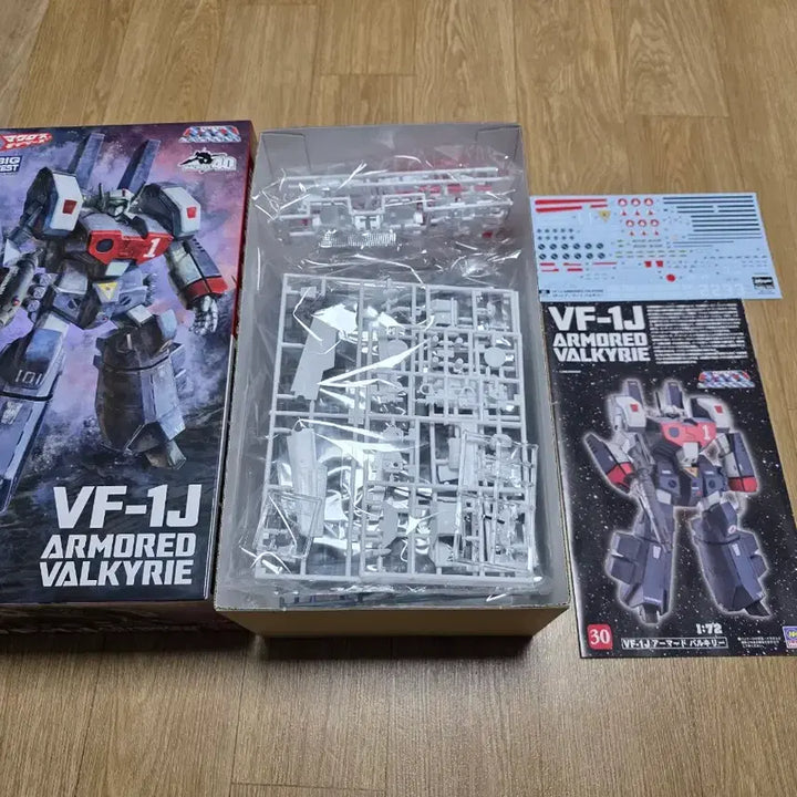 [SOLD OUT] 하세가와 1/72 VF-1J 아머드 발키리 (40주년 기념판)