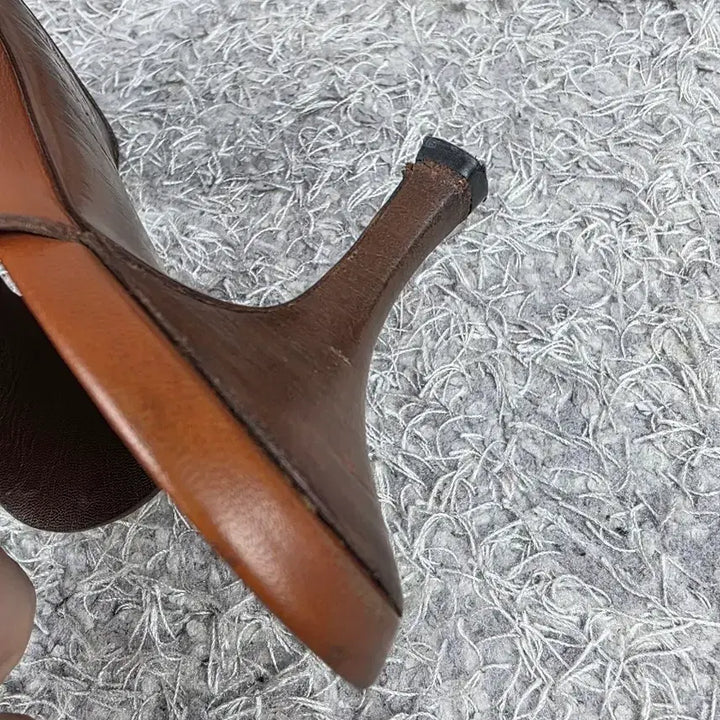 [SOLD OUT] 정품] 셀린느 스터드 뮬 샌들 브라운 EU37.5/245
