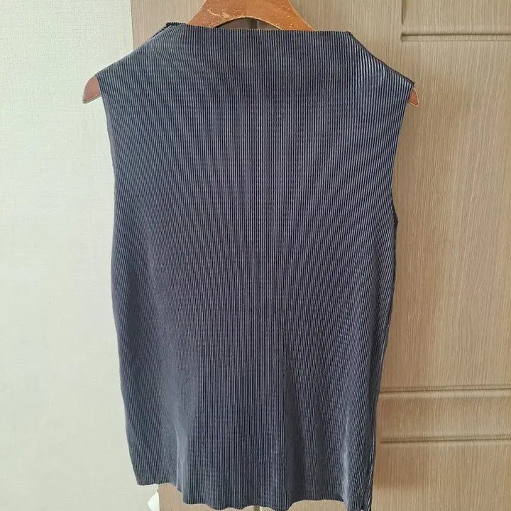 [SOLD OUT] 주름 민소매 블라우스