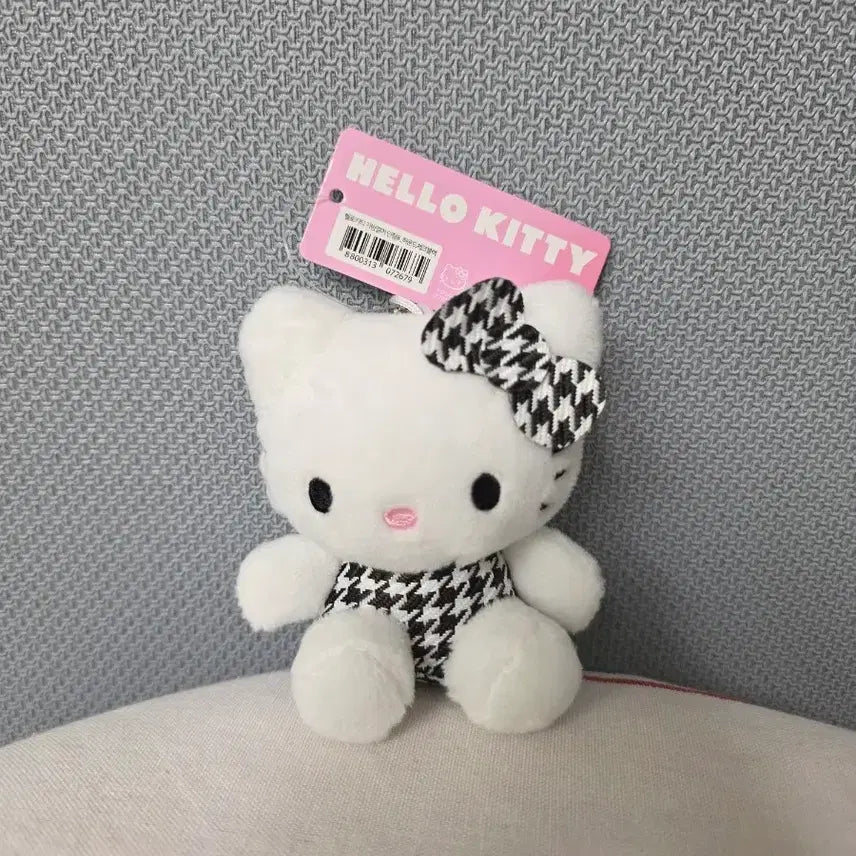 [BUNJANG] Hello Kitty Houndstooth Check Keyring Doll / 정품.새상품)헬로키티 하운드 체크 블랙 키링 인형 8cm
