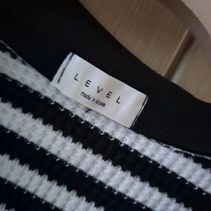 [SOLD OUT] LEVEL 스트라이프 반팔 카라 니트