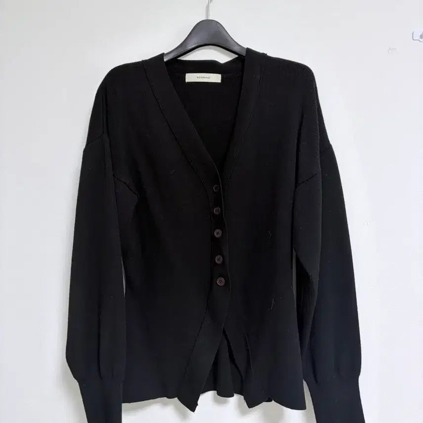 [SOLD OUT] 블랙 브이넥 슬림핏 가디건 자켓