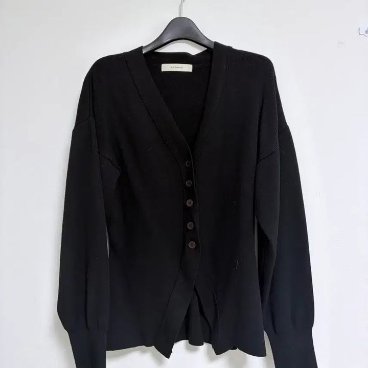 [SOLD OUT] 블랙 브이넥 슬림핏 가디건 자켓