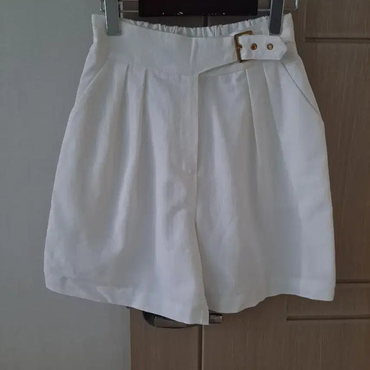 [SOLD OUT] 화이트 벨트 뒤밴딩 반바지