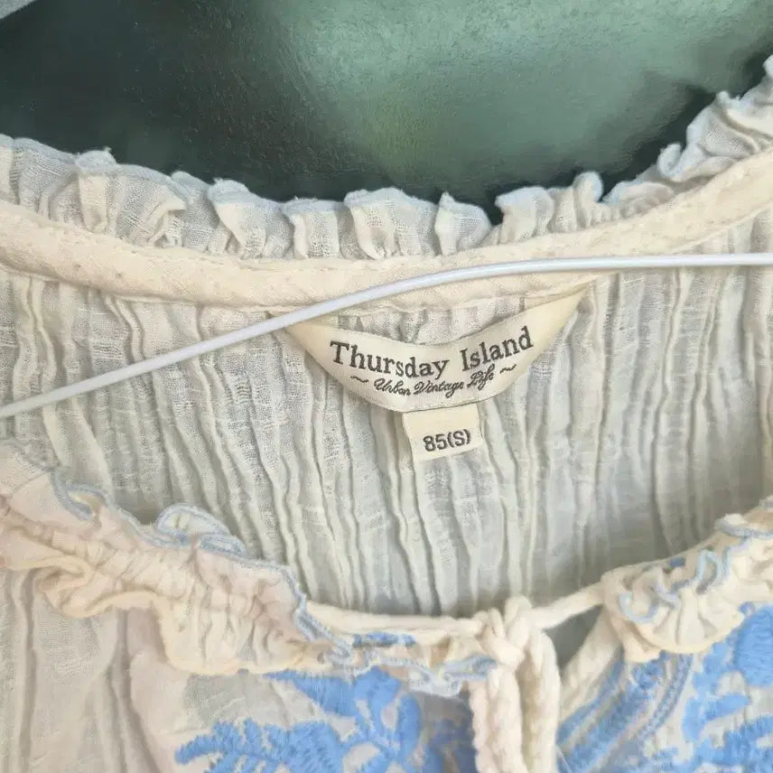 [SOLD OUT] Thursday Island 화이트 플라워 블라우스