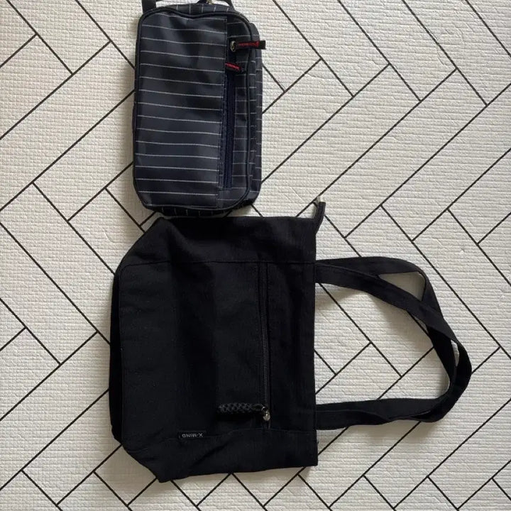 [BUNJANG] Black Tote Bag &amp; Stripe Crossbody Bag Set / 블랙 토트백 + 스트라이프 크로스백 세트 +파우치 3종