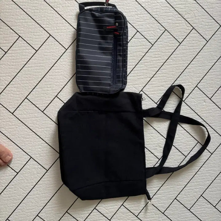 [BUNJANG] Black Tote Bag &amp; Stripe Crossbody Bag Set / 블랙 토트백 + 스트라이프 크로스백 세트 +파우치 3종