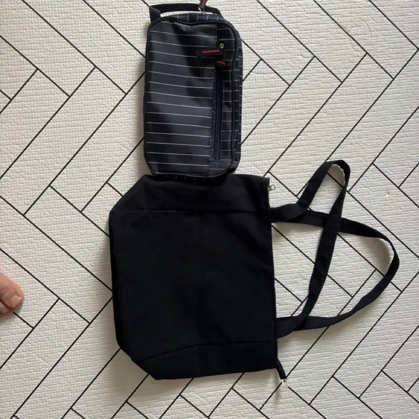 [BUNJANG] Black Tote Bag &amp; Stripe Crossbody Bag Set / 블랙 토트백 + 스트라이프 크로스백 세트 +파우치 3종