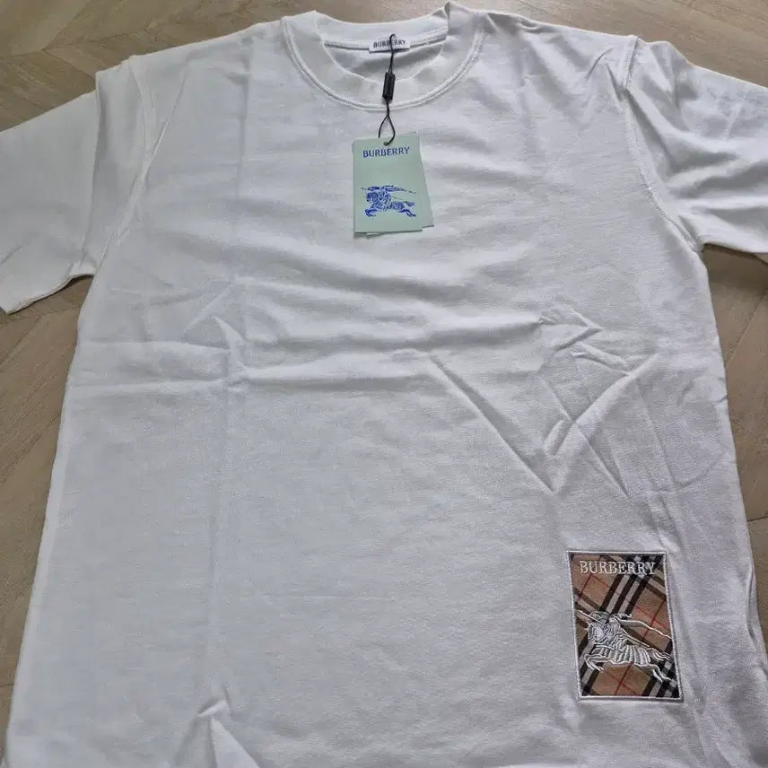[BUNJANG] Burberry White T-Shirt with Patch (S) / 새상품 )버버리 화이트 티셔츠 패치 장식