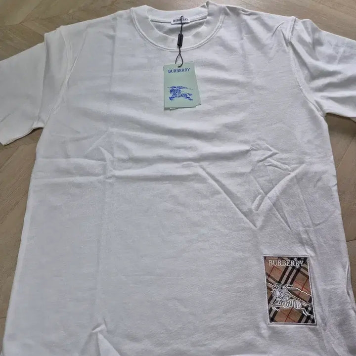 [BUNJANG] Burberry White T-Shirt with Patch (S) / 새상품 )버버리 화이트 티셔츠 패치 장식