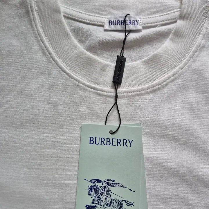 [BUNJANG] Burberry White T-Shirt with Patch (S) / 새상품 )버버리 화이트 티셔츠 패치 장식