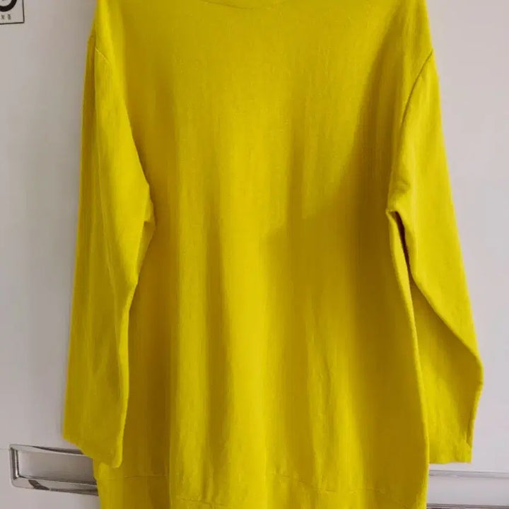 [BUNJANG] Yellow V-Neck Long Sleeve T-Shirt / 노란색 브이넥 루즈핏 긴팔 티셔츠