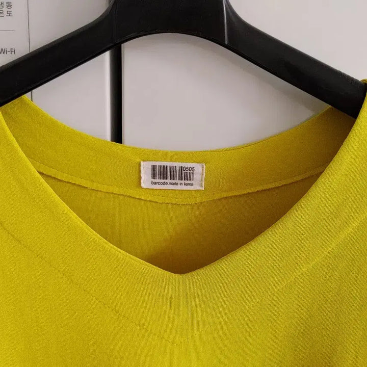 [BUNJANG] Yellow V-Neck Long Sleeve T-Shirt / 노란색 브이넥 루즈핏 긴팔 티셔츠